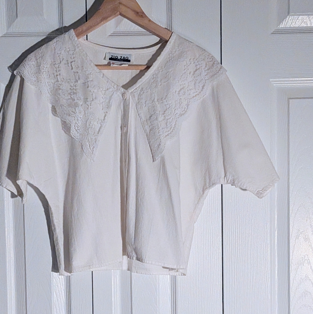 Zig Zag Blouse with Lace Collar. Made in Canada. Med.